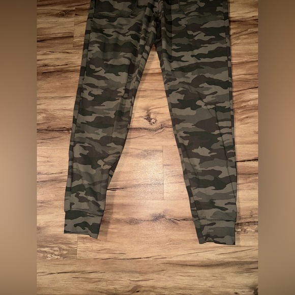 Zyia Active Green Camo Unwind Joggers Women’s Size Small Drawstring - Picture 3 of 8